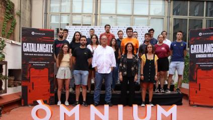 El president d’Òmnium, Xavier Antich, i l’advocada Marta Garsaball, amb representants d’’organitzacions juvenils