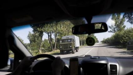 Un camió militar ucraïnès avança cap a Sloviansk, després d’una jornada de bombardejos
