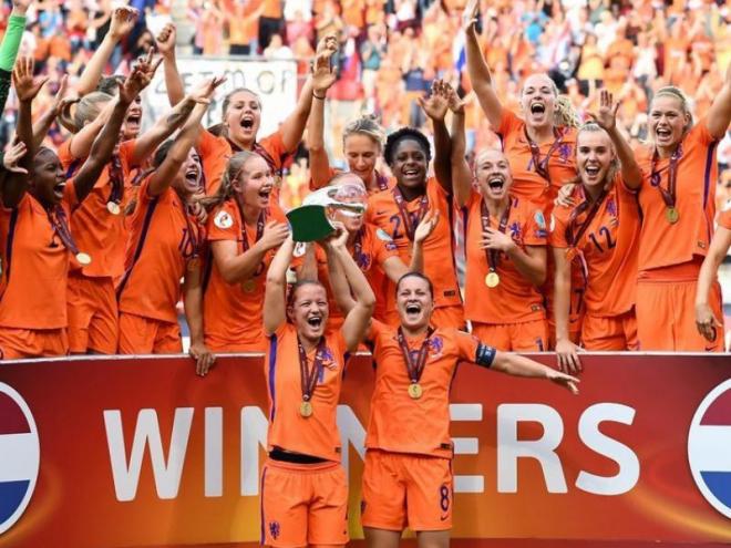 Les neerlandeses, les vigents campiones, alçant el trofeu l’any 2017