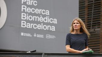 Carolyn Daher, especialista en salut pública, davant l’Institut de Recerca Biomèdica de Barcelona