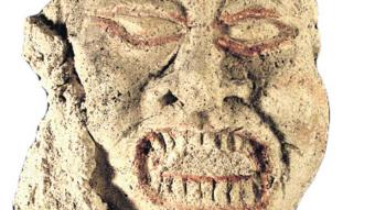 La cara grotesca medieval que representa el dimoni, procedent de l'església de Sant Miquel d'Olèrdola.