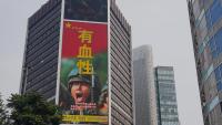 Un anunci militar que marca el 95è aniversari de la fundació de l’Exèrcit Popular d’Alliberament xinès, en un edifici de Pequín