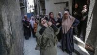 Un grup de dones palestines ploren la mort de civils durant el funeral de tres germans, ahir a Gaza