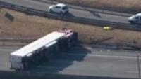 Una vista del camió que va bolcar a l’autopista, el conductor del qual va morir