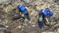Membres dels equips de rescat ucraïnesos inspeccionen entre les restes d’una fàbrica que ha rebut l’impacte d’un míssil a Khàrkiv