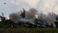 Soldats taiwanesos disparen foc d’artilleria en les maniobres de defensa, ahir a Pingtung