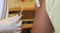 Un infermer injecta la vacuna a un pacient, al Barcelona Check Point