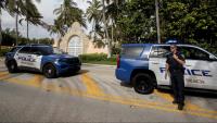 Membres de la policia de Palm Beach fan guàrdia a la porta de la mansió de Donald Trump mentre es fa l’escorcoll