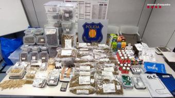 Material requisat pels Mossos d’Esquadra en un laboratori de cannàbis desmantellat a Badalona.