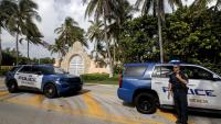 Un agent de policia a l’exterior de la casa de Trump a Mar-a-Lago, a Florida, dilluns