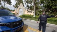 Un agent de policia a l’exterior de la casa de Donald Trump a Mar-a-Lago, a Florida