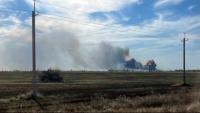 El fum de les explosions en un aeròdrom militar de Crimea