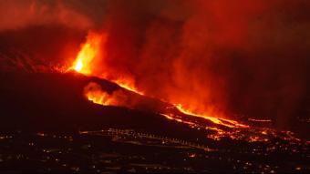 Imatge de l’erupció del volcà la nit del 19 de setembre del 2021 a l’illa de La Palma