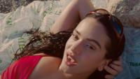 Rosalía prenent el sol damunt bosses de gel al videoclip oficial de ‘Despechá’