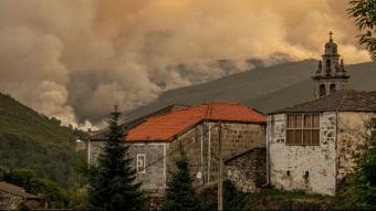 Imatge d’un dels incendis actius a Galícia, el de Chandrexa de Queixa