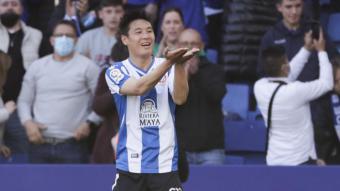 Wu Lei celebra un dels gols que ha fet com a blanc-i-blau