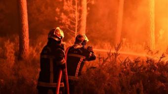 Bombers lluitant contra les flames a la regió de la Gironda, dimecres al vespre