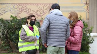 Una traductora atén una parella de refugiats a la Fira de Barcelona
