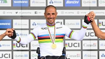 Sergio Garrote en el podi del mundial amb la seva medalla d’or i el seu mallot