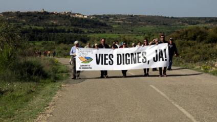 Veïns de les Garrigues Altes van protestar a l’abril pel mal estat de la xarxa viària. Ara s’hi ha posat fil a l’agulla