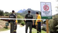 Agents Rurals i ADF al Coll de Can Maçana, un dels accessos al Parc Natural de la Muntanya de Montserrat, tancat per l’elevat risc d’incendi amb l’activació del nivell 3 del Pla Alfa