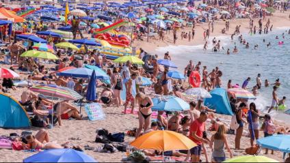 Platges plenes arreu per fer més suportable el calor d’aquest dissabte