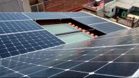 Plaques solars a la teulada d’un edifici