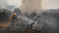 Els Bombers treballen en l’extinció de l’incendi de la Vall d’Ebo
