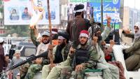 Milicians talibans armats circulen en un vehicle per Kandahar