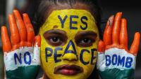 Una estudiant de l’Índia amb missatges de pau escrits a les mans i la cara durant la commemoració de la bomba d’Hiroshima