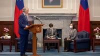 Ed Markey, senador dels EUA, intervé davant la dirigent taiwanesa, Tsai Ing-wen, ahir