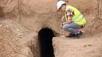 Un tècnic observa un dels trams de l’aqüeducte soterrat trobat a Sabadell