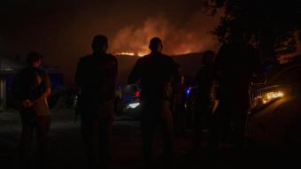 Personal de la Guàrdia Civil contempla durant la nit les flames d’un dels incendis que han afectat Galícia els últims dies