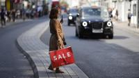 Una dona amb una bossa després d’haver fet compres la setmana passada a Londres