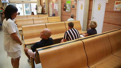 Pacients esperant per ser atesos en un CAP de Girona, en una imatge d’arxiu