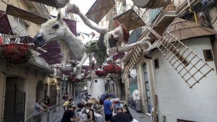El carrer Verdi, amb una decoració inspirada en el Quixot