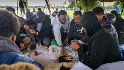 Uns refugiats comparteixen un àpat en un centre per sol·licitar asil a Ter Apel, als Països Baixos