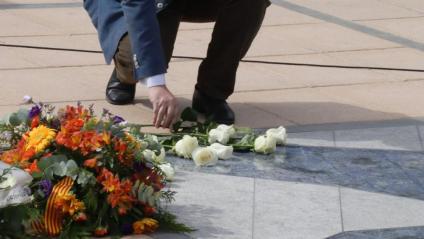 Damunt el Memorial de Pau, erigit al mateix lloc del passeig marítim de Cambrils on es va produir l’atac terrorista, ahir s’hi van dipositar flors