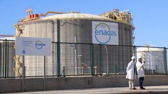 Un dels dipòsits de la planta de regasificació d’Enagás de Barcelona
