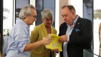 El director del MUME, Enric Pujol, i Ciuró entregant un obsequí a Salmond