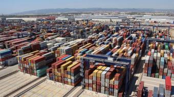 Contenidors de productes d’importació i exportació al Port de Barcelona.