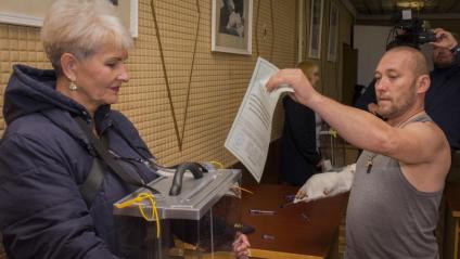 Un ciutadà d’una zona ocupada per Rússia a la regió de Lugansk vota en la primera jornada de votació dels referèndum d’annexió, ahir