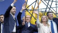 Els líders del bloc d’extrema dreta Salvini, Berlusconi i Meloni, en l’acte de tancament de campanya, dijous, a Roma