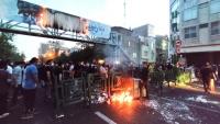 Manifestants s’enfronten a la policia durant una protesta per la mort de Masha Amini, a Teheran, dimecres passat