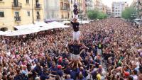 El pilar caminant dels Xiquets del Serrallo arriba a l’ajuntament de Tarragona