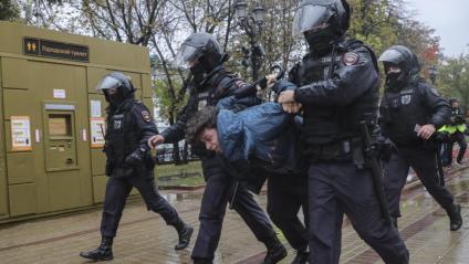 Agents antiavalots russos s’emporten detingut un jove que protestava contra la mobilització militar ordenada per Putin, ahir a Moscou