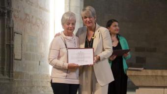La consellera Ciuró fa entrega del document a una familiar d’una víctima del franquisme