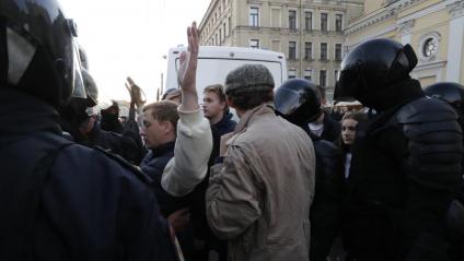 Agents s’emporten detinguts diversos joves que es manifestaven contra el reclutament, dissabte a Sant Petersburg