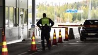 Un policia finlandès de fronteres, espera per inspeccionar vehicles procedents de Rússia al punt fronterer de Nuijamaa, a la regió de Carèlia Meridional