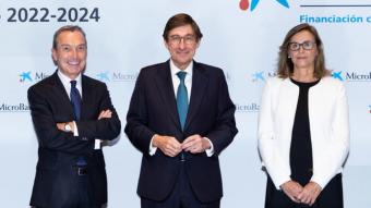 Goirigolzarri, flanquejat per Juan C. Gallego, president de MicroBank, i la directora general, Cristina González
